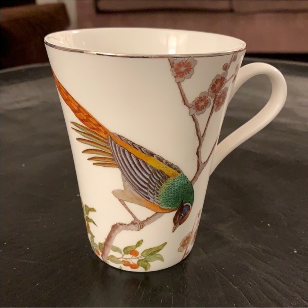 GOOP - Elegant White Mug with Bird Design